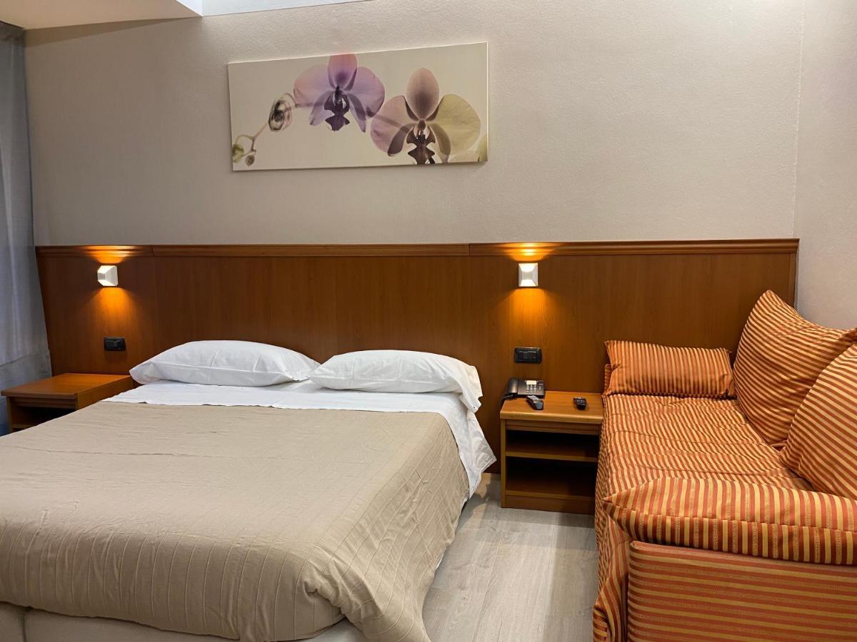 Hotel & Apartments Rinaldo Borgomanero Bagian luar foto