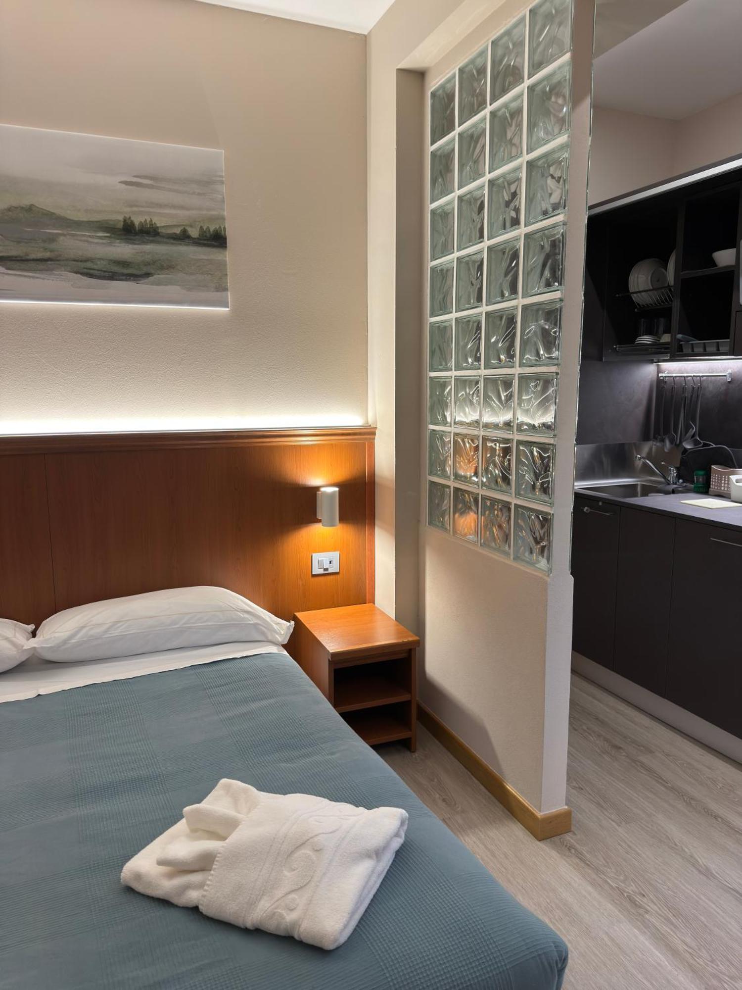 Hotel & Apartments Rinaldo Borgomanero Bagian luar foto