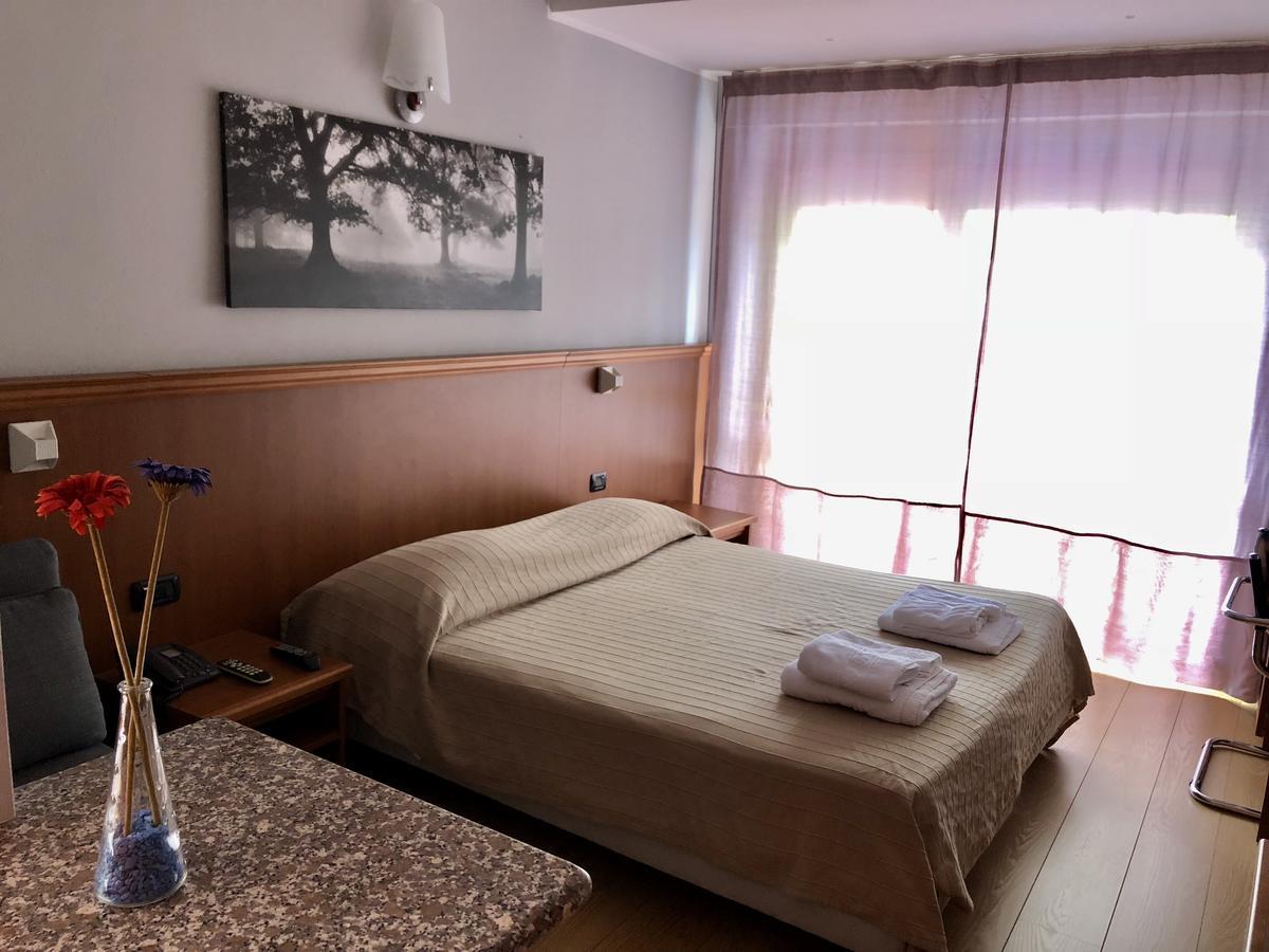 Hotel & Apartments Rinaldo Borgomanero Bagian luar foto
