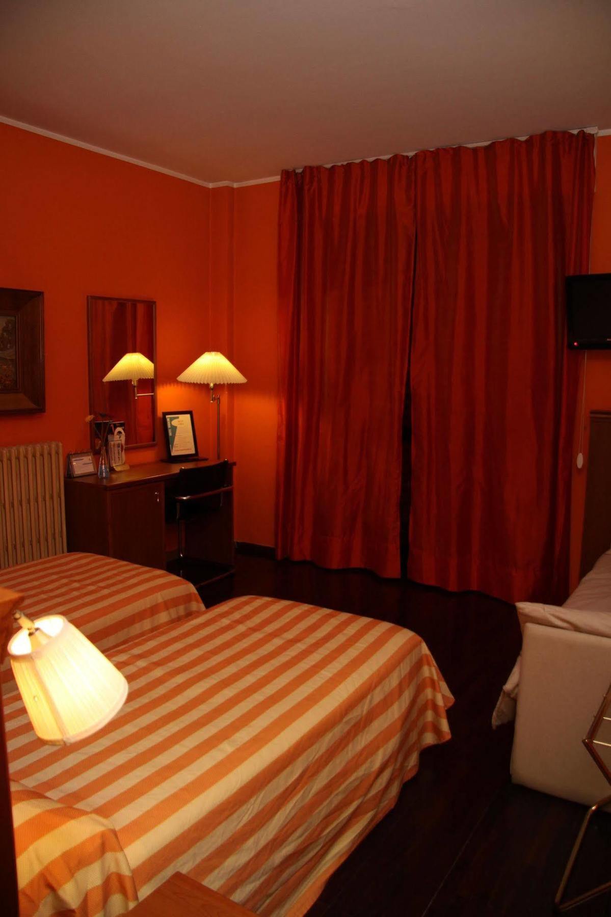 Hotel & Apartments Rinaldo Borgomanero Bagian luar foto